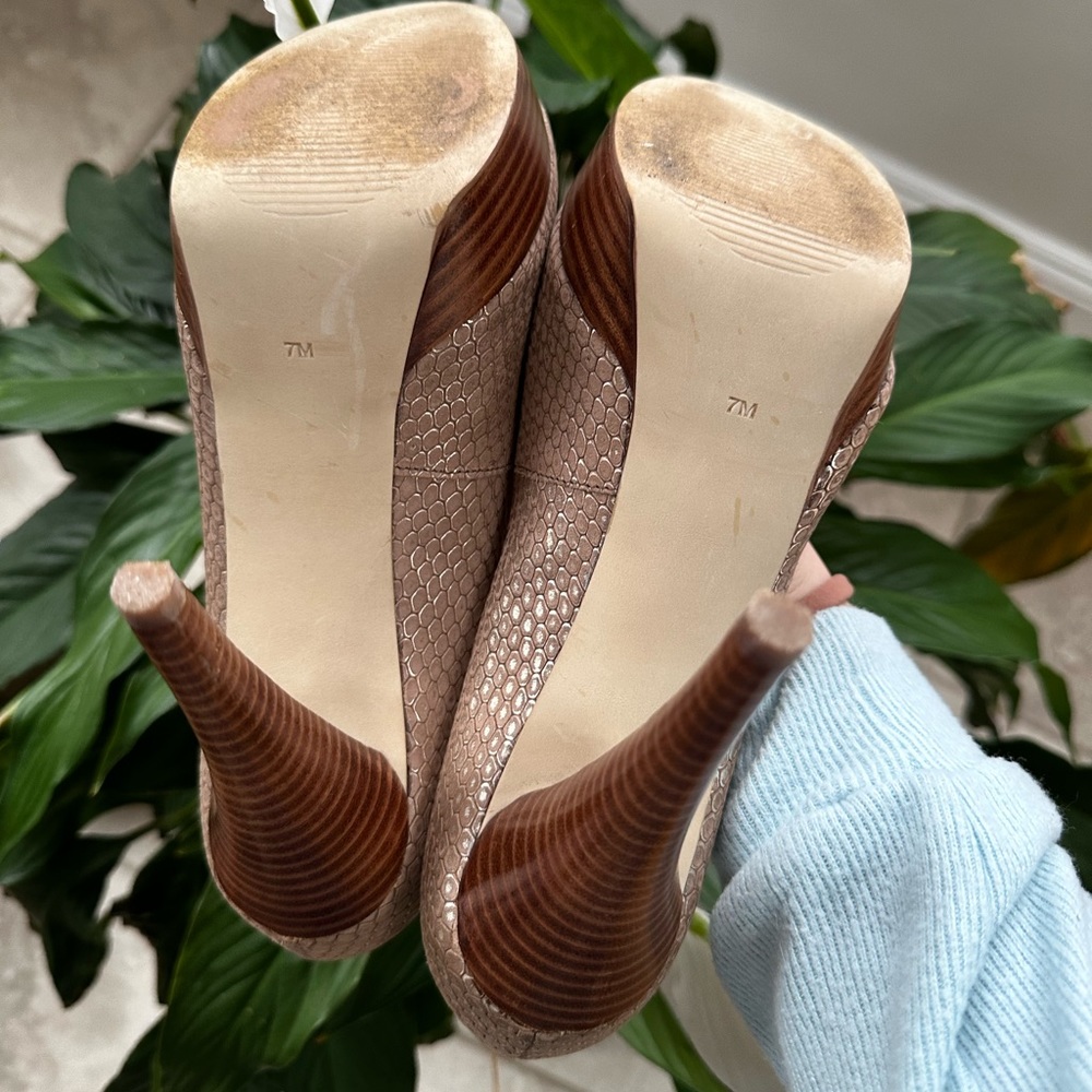 Guess | Shimmer Platform Point Heels - Picture 5 of 7